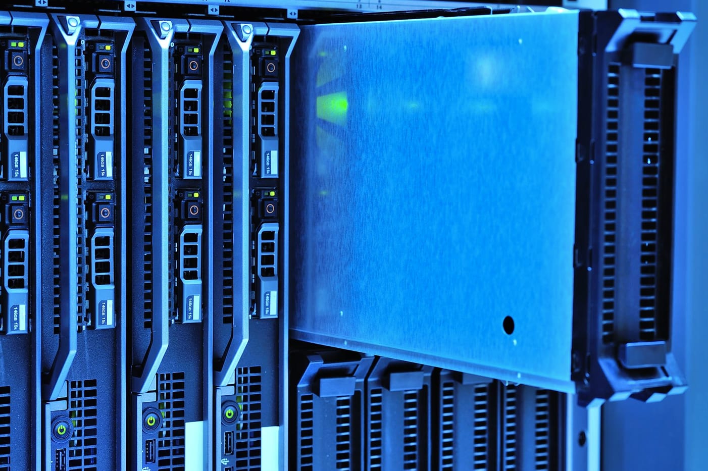 Corredor de data center com fileiras de servidores