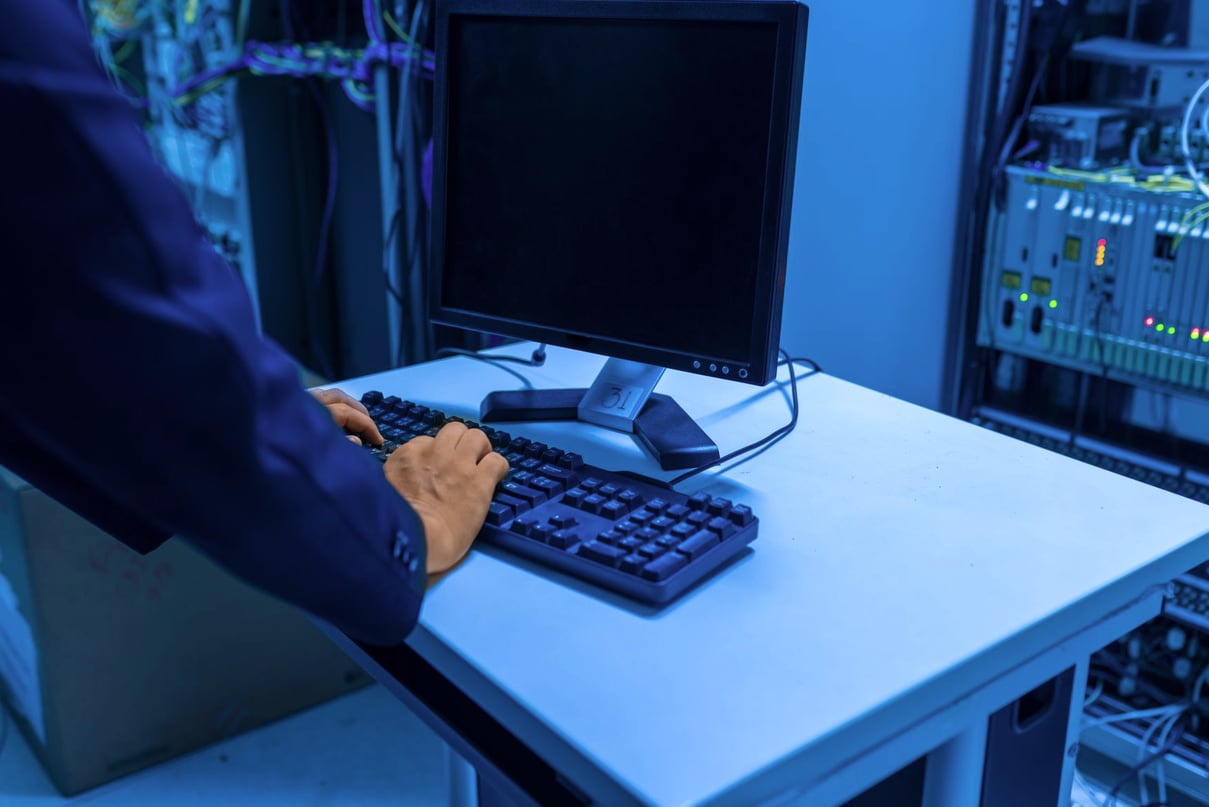 Sala de servidores com racks de rede e cabeamento estruturado