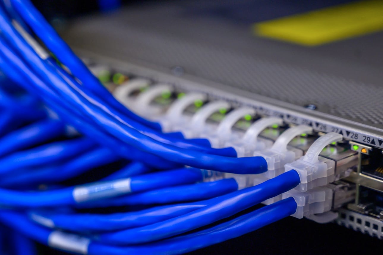 Switch de rede com cabos ethernet conectados